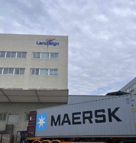 Containerlastning och leverans tidigt på morgonen börjar vid Landsign