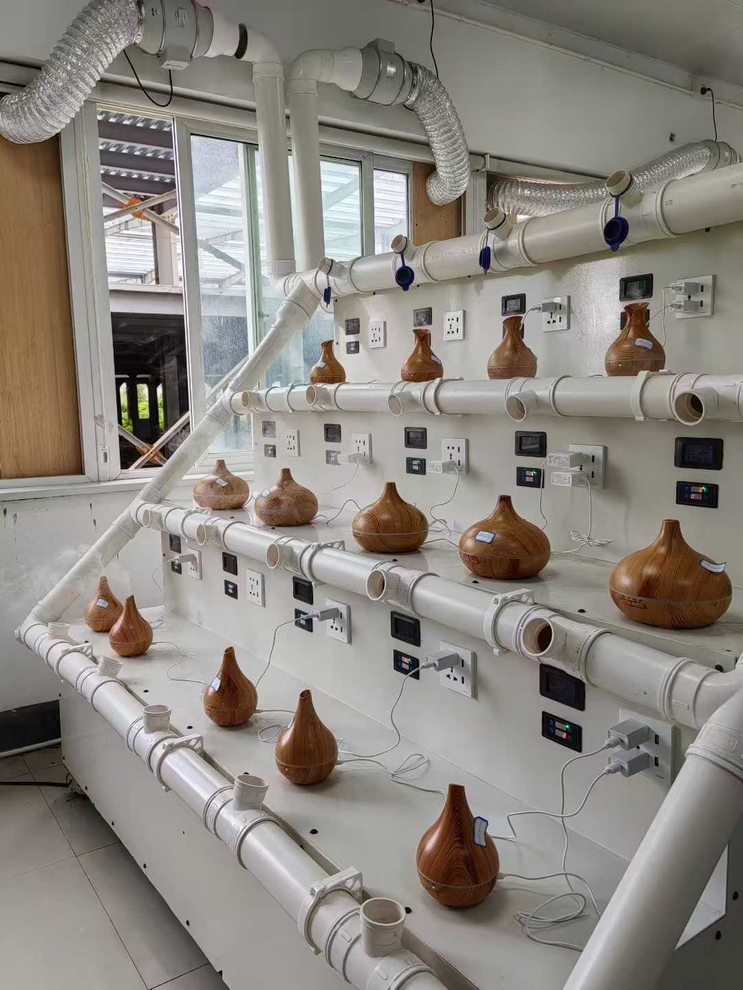 Åldringstestet för aromspridaren av trä pågår