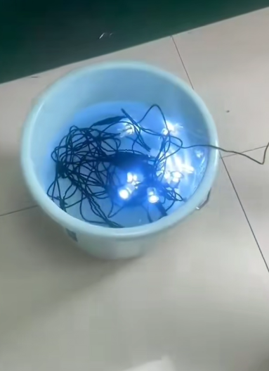 Däckslökar genomgår vattentäta tester nedsänkta i vatten